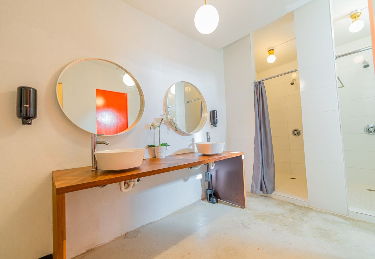 Rent by room in San Juan - Juliette Hostel, Bed in 6-Bed Female Dorm, Old San Juan